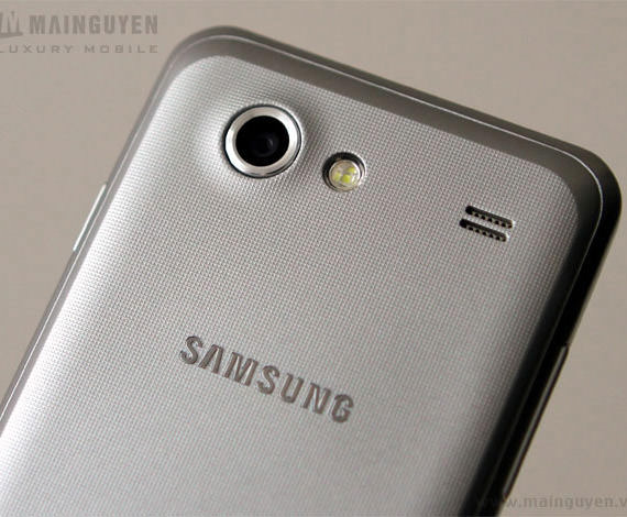 Samsung Galaxy S Advance back white close-up camera