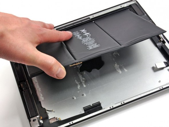 3rd generation iPad teardown pulling out the battery