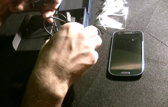 Samsung Galaxy S III unboxing video